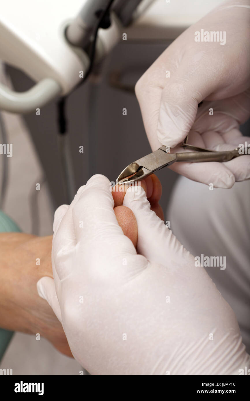 Fußpfleger bei der Arbeit in der Praxis Stock Photo