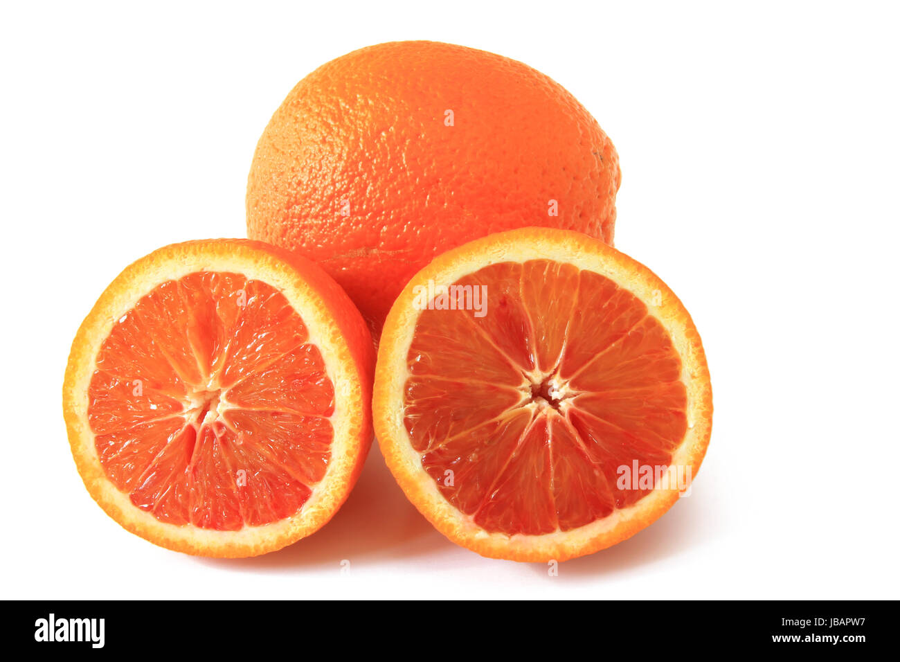 Blutorange (Citrus x sinensis), ganze und halbierte Frucht freigestellt vor weißem Hintergrund Stock Photo