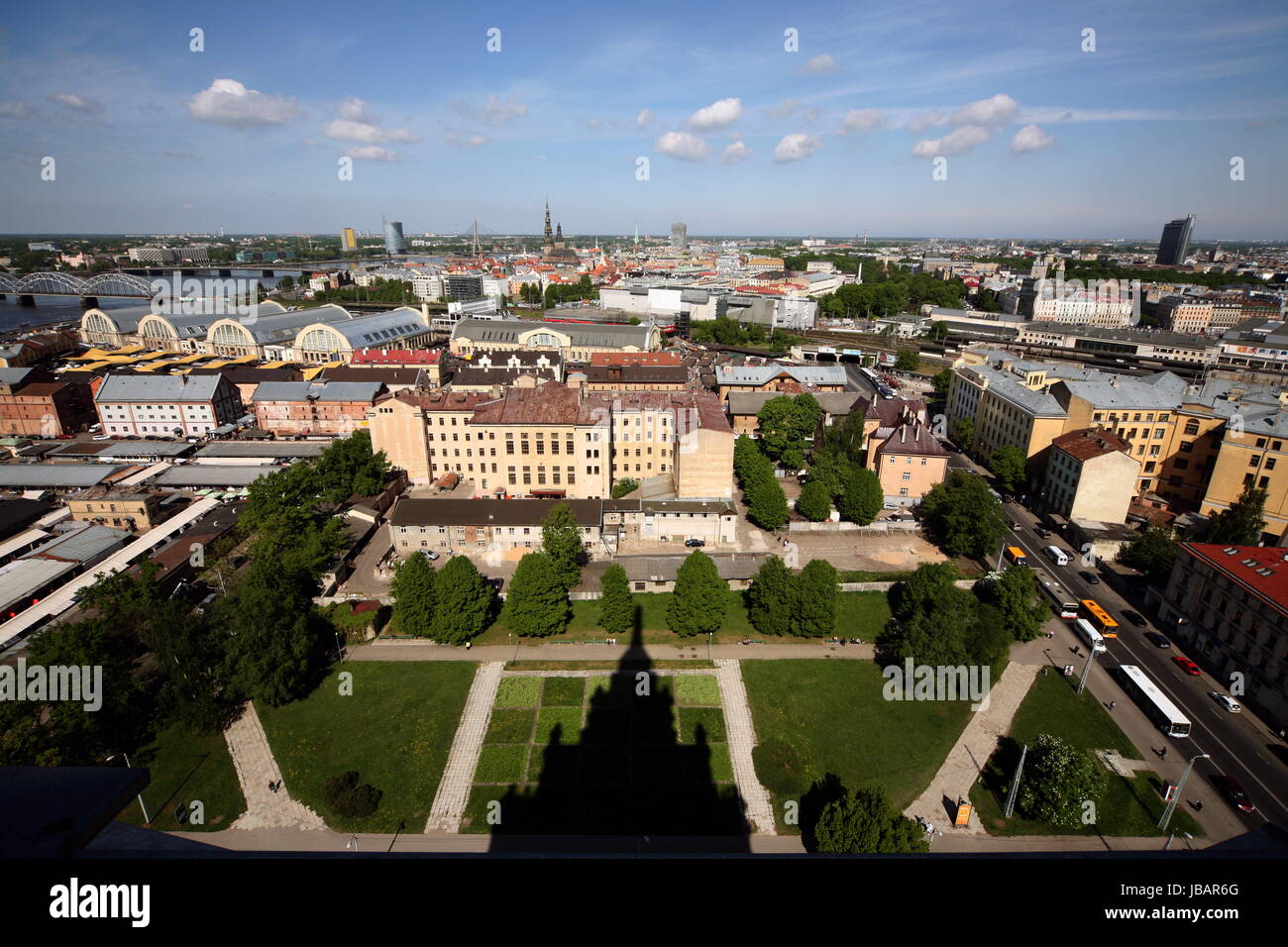 Das Panorama vom Turm der Akedemie der Wissenschaften in der Altstadt von Riga der Hauptststadt von Lettland im Baltikum in Osteuropa. Stock Photo