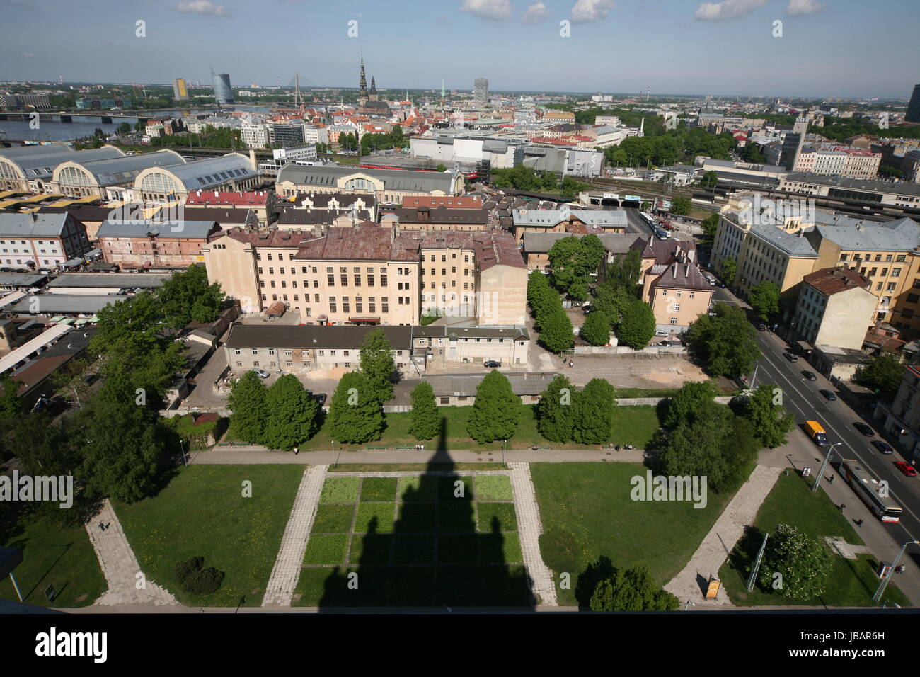 Die Altstadt von Riga aus Sicht der Aussichtsterasse des Sozialistischen Hochhaus Akademie der Wissenschaften im Stadtteil Little Moskow in Riga, Lettland Stock Photo