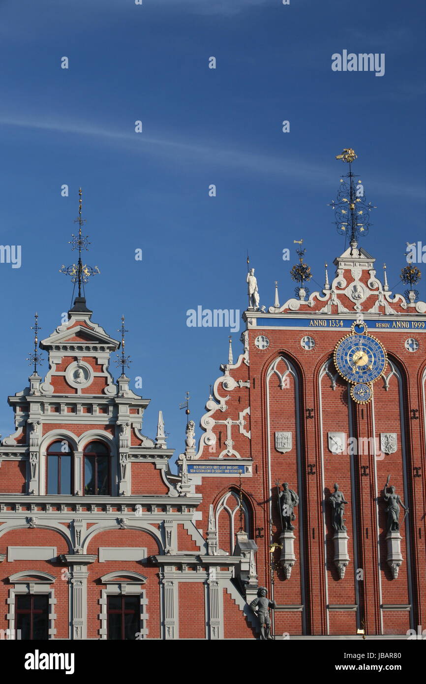 Die Petrikirche und das Schwarzhaeupterhaus in der Altstadt von Riga der Hauptststadt von Lettland im Baltikum in Osteuropa. Stock Photo