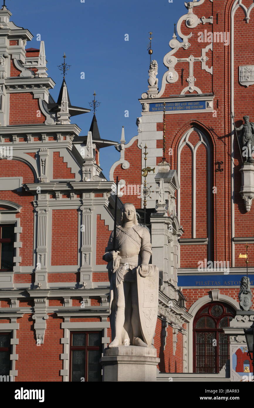 Die Petrikirche und das Schwarzhaeupterhaus in der Altstadt von Riga der Hauptststadt von Lettland im Baltikum in Osteuropa. Stock Photo