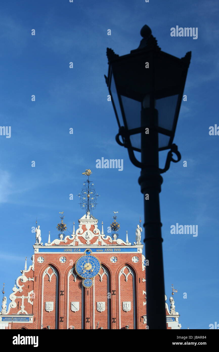 Die Petrikirche und das Schwarzhaeupterhaus in der Altstadt von Riga der Hauptststadt von Lettland im Baltikum in Osteuropa. Stock Photo