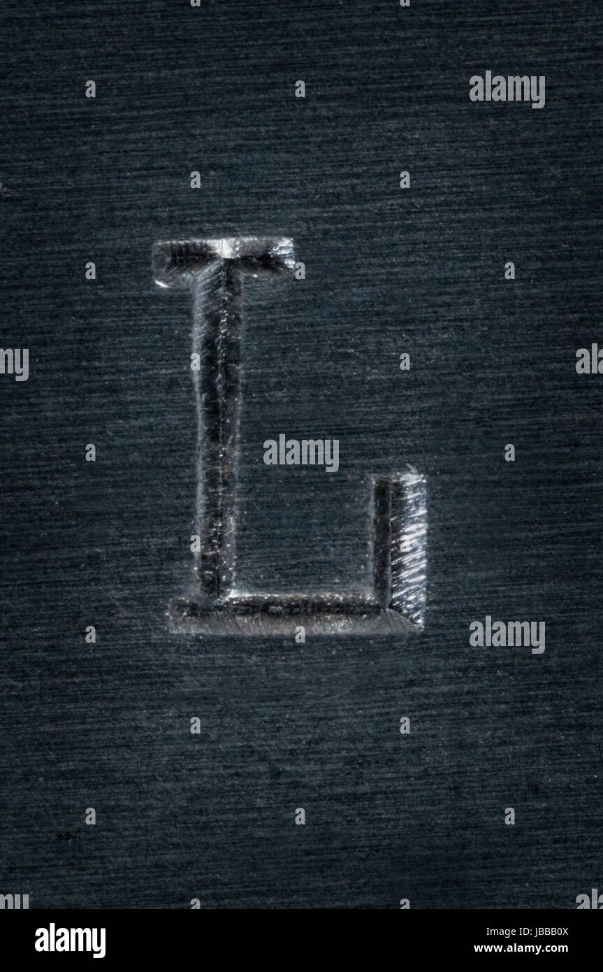 Makroaufnahme des in Metall eingeschlagenen Buchstaben 'L' Stock Photo