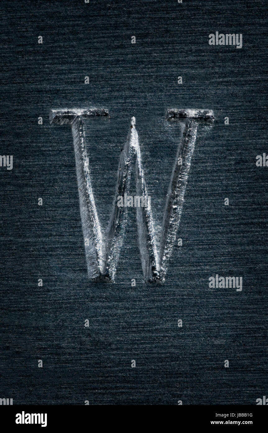 Makroaufnahme des in Metall eingeschlagenen Buchstaben 'W' Stock Photo