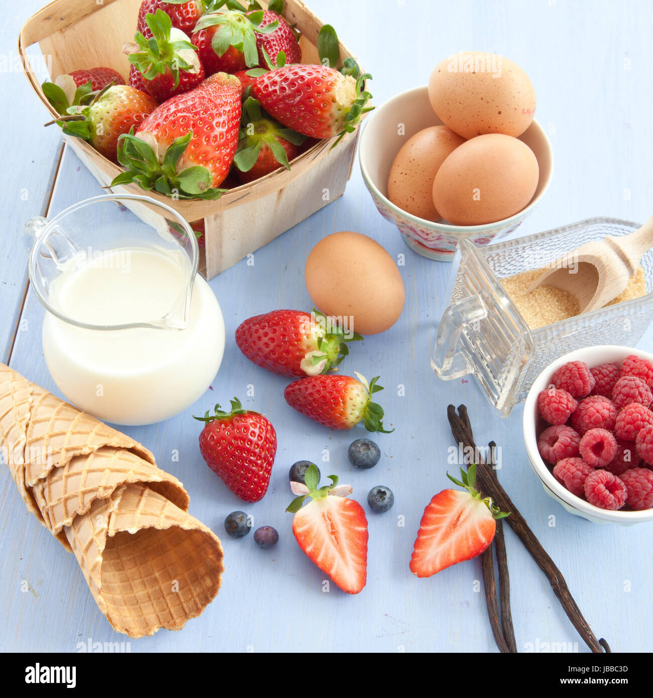 Frische Zutaten zur Zubereitung von Milcheis mit Fruechten Stock Photo