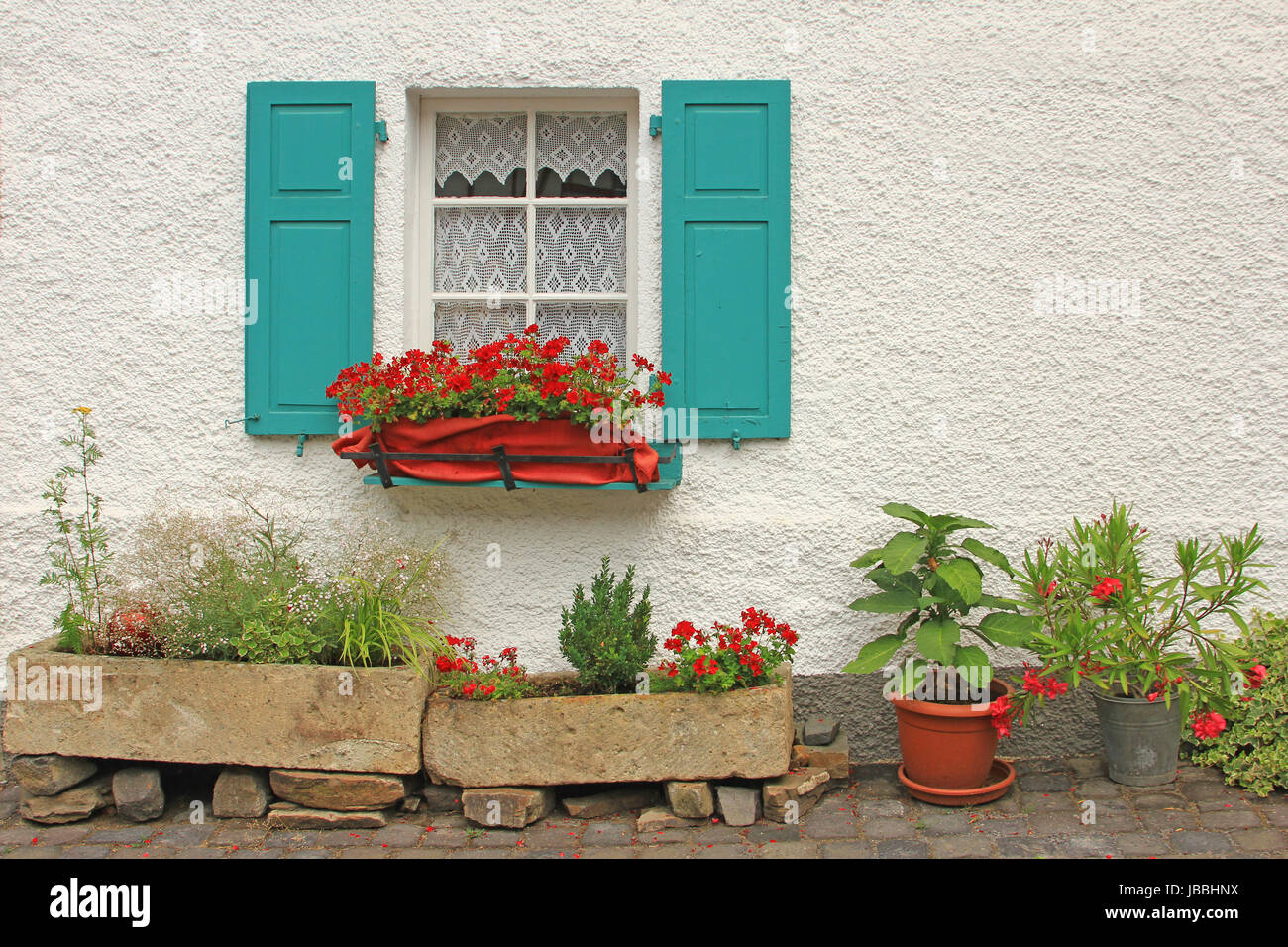 Dekoratives Holzfenster mit Blumenschmuck in Monreal, Eifel, Rheinland-Pfalz, Deutschland Stock Photo
