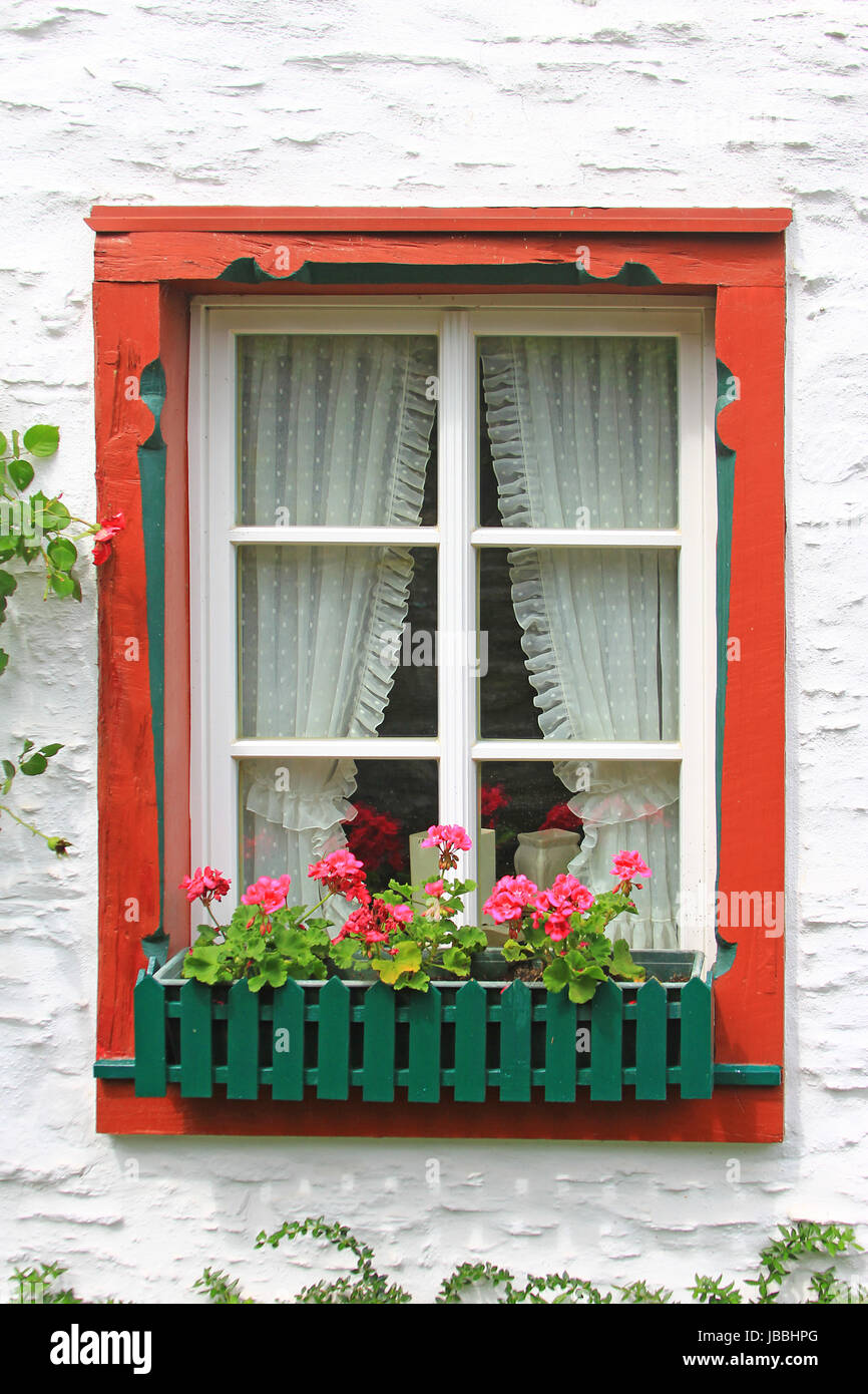 Dekoratives Holzfenster mit Blumenschmuck in Monreal, Eifel, Rheinland-Pfalz, Deutschland Stock Photo