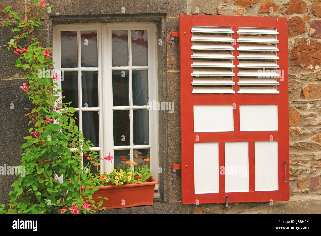 Dekoratives Holzfenster mit Fensterladen und Blumen in Monreal, Eifel, Rheinland-Pfalz, Deutschland Stock Photo