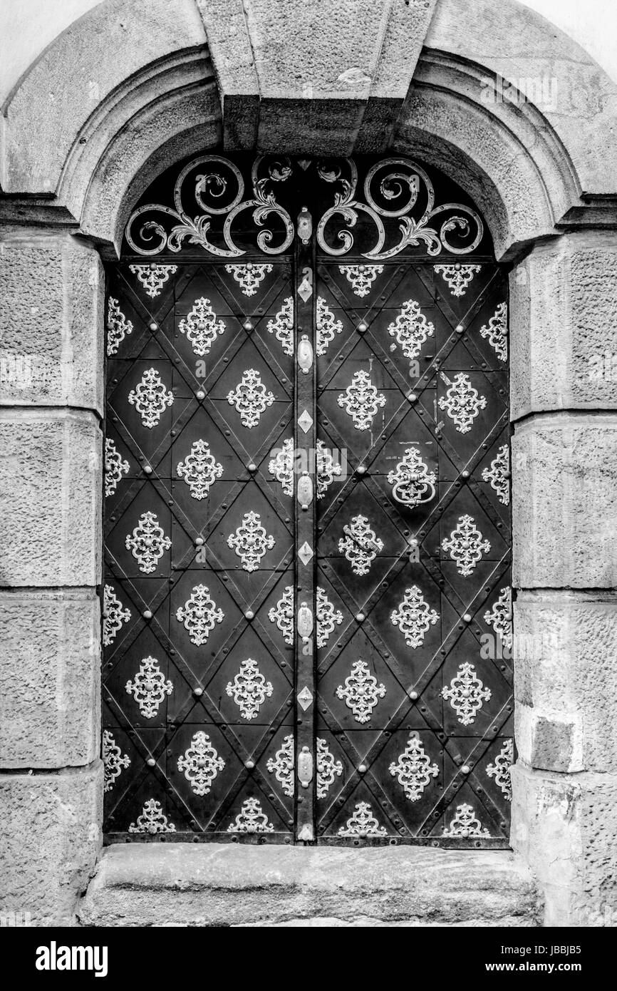 door entrance to the historic building black and white Stock Photo - Alamy