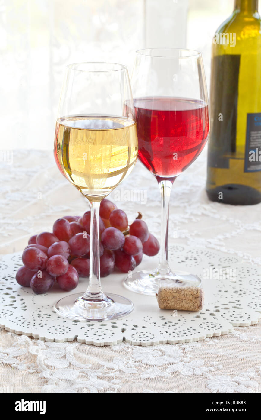 Roter und weisser Wein in Stielglaesern Stock Photo