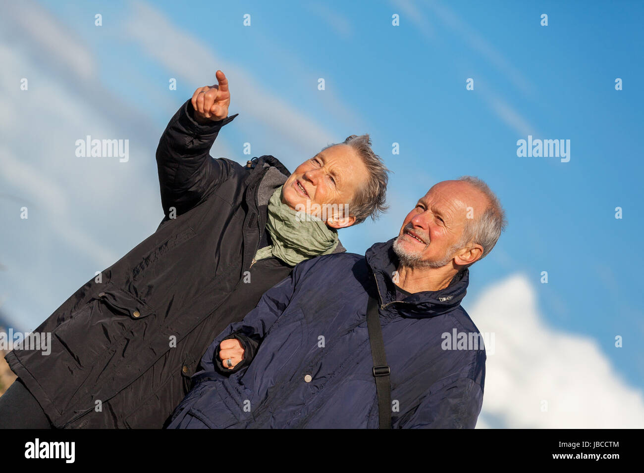älteres senioren paar glücklich lachend im urlaub freizeit natur ostsee Stock Photo Alamy