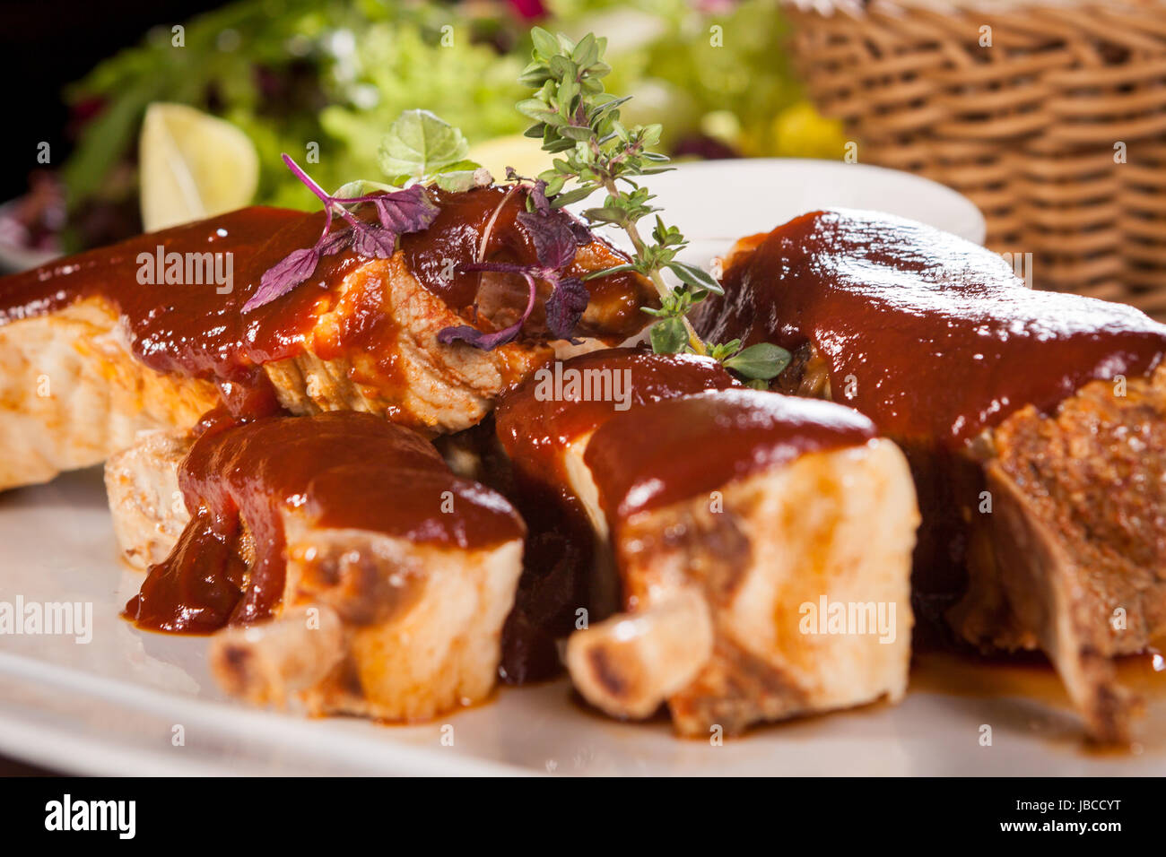 Gegrillte Schweinerippchen Spareribs mit Barbecuesoße marinade und ...