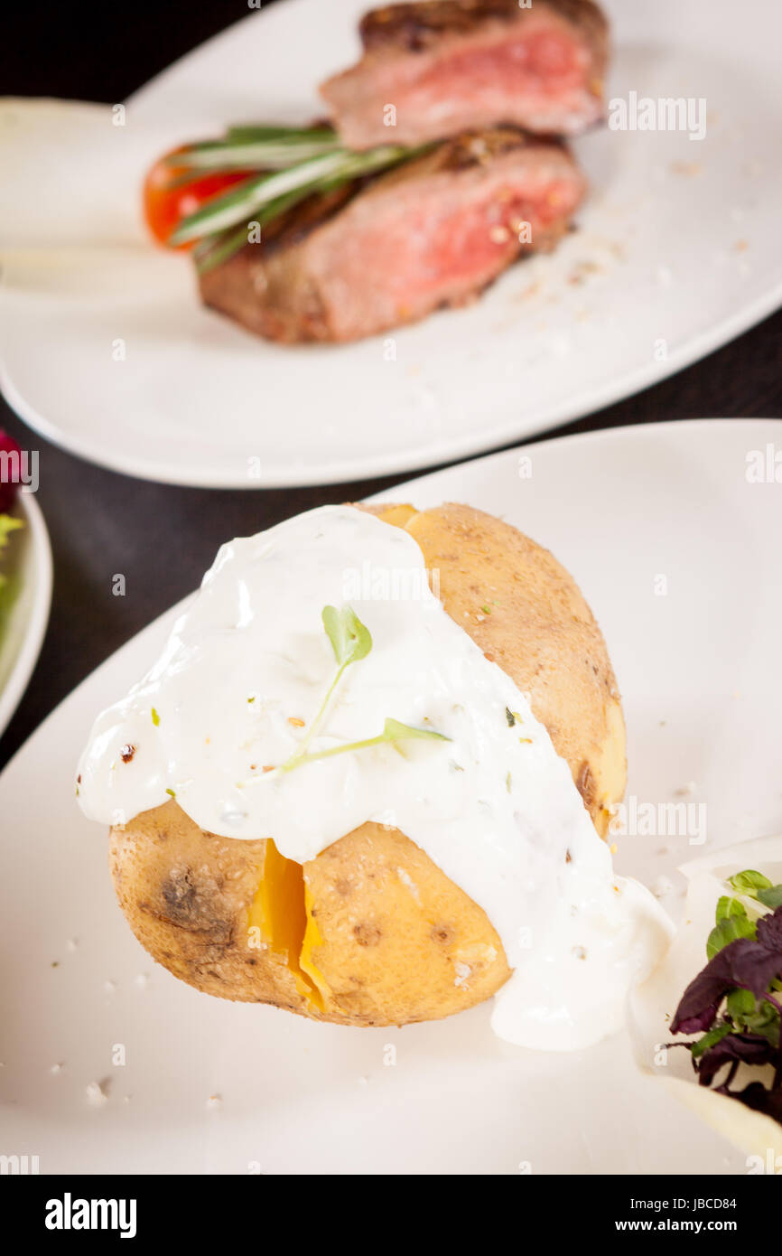 frische folien kartoffel aus dem ofen mit kräuter quark sour cream und ...