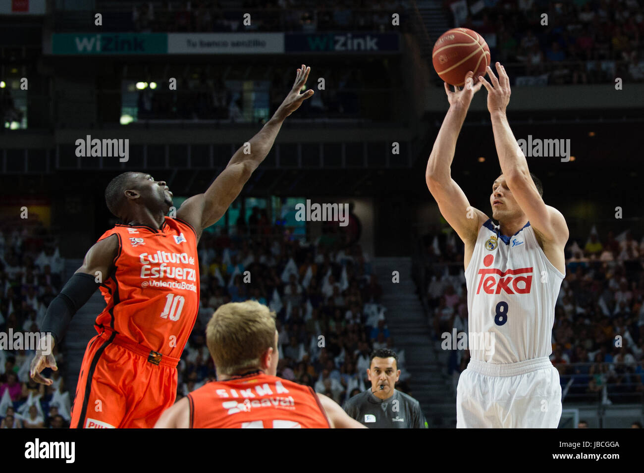 MADRID, ESPAÑA - 9 DE JUNIO DE 2017: Maciulis reliza un tiro ante Sato during the match between Real Madrid and Valencia Basket, corresponding to the first match of the playoff of the Endesa League final, played at the WiZink Center in Madrid. Stock Photo