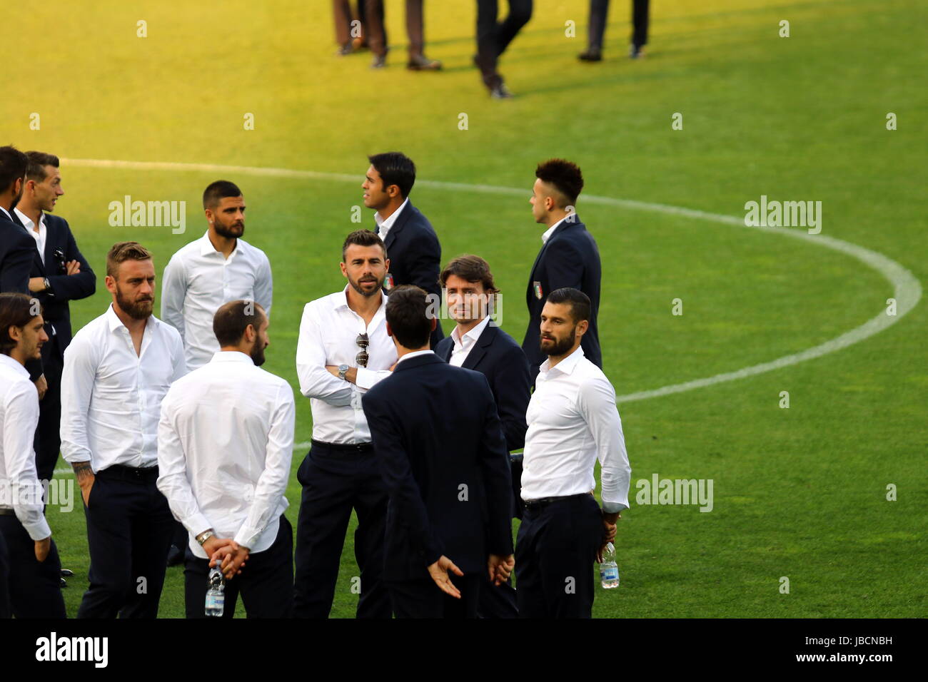 Udine, Friuli Venezia Giulia. 10th June, 2017. ITALY, Udine: Italy's players Daniele De Rossi, Citadin Martins Eder, Ciro Immobile, Riccardo Montolivo, Antonio Candreva speaks during a 'Italy walk around' on the eve of the FIFA World Cup 2018 qualification football match between Italy and Liechtenstein at Dacia Arena Stadium on 10th June, 2017. Credit: Andrea Spinelli/Alamy Live News Stock Photo