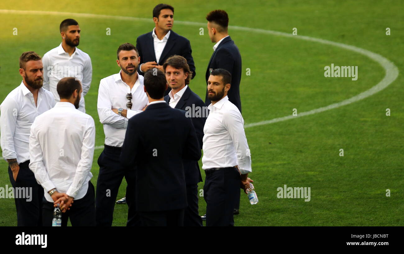 Udine, Friuli Venezia Giulia. 10th June, 2017. ITALY, Udine: Italy's players Daniele De Rossi, Citadin Martins Eder, Ciro Immobile, Riccardo Montolivo, Antonio Candreva speaks during a 'Italy walk around' on the eve of the FIFA World Cup 2018 qualification football match between Italy and Liechtenstein at Dacia Arena Stadium on 10th June, 2017. Credit: Andrea Spinelli/Alamy Live News Stock Photo