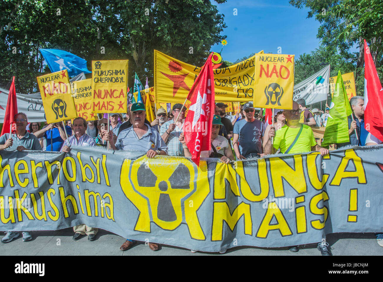 Madrid, Spain. 10th June, 2017. Demonstration agaisnt nuclear energy on the streets of Madrid, people form portugal and from spain demonstrates in the streets near of atocha train station Credit: Alberto Sibaja Ramírez/Alamy Live News Stock Photo