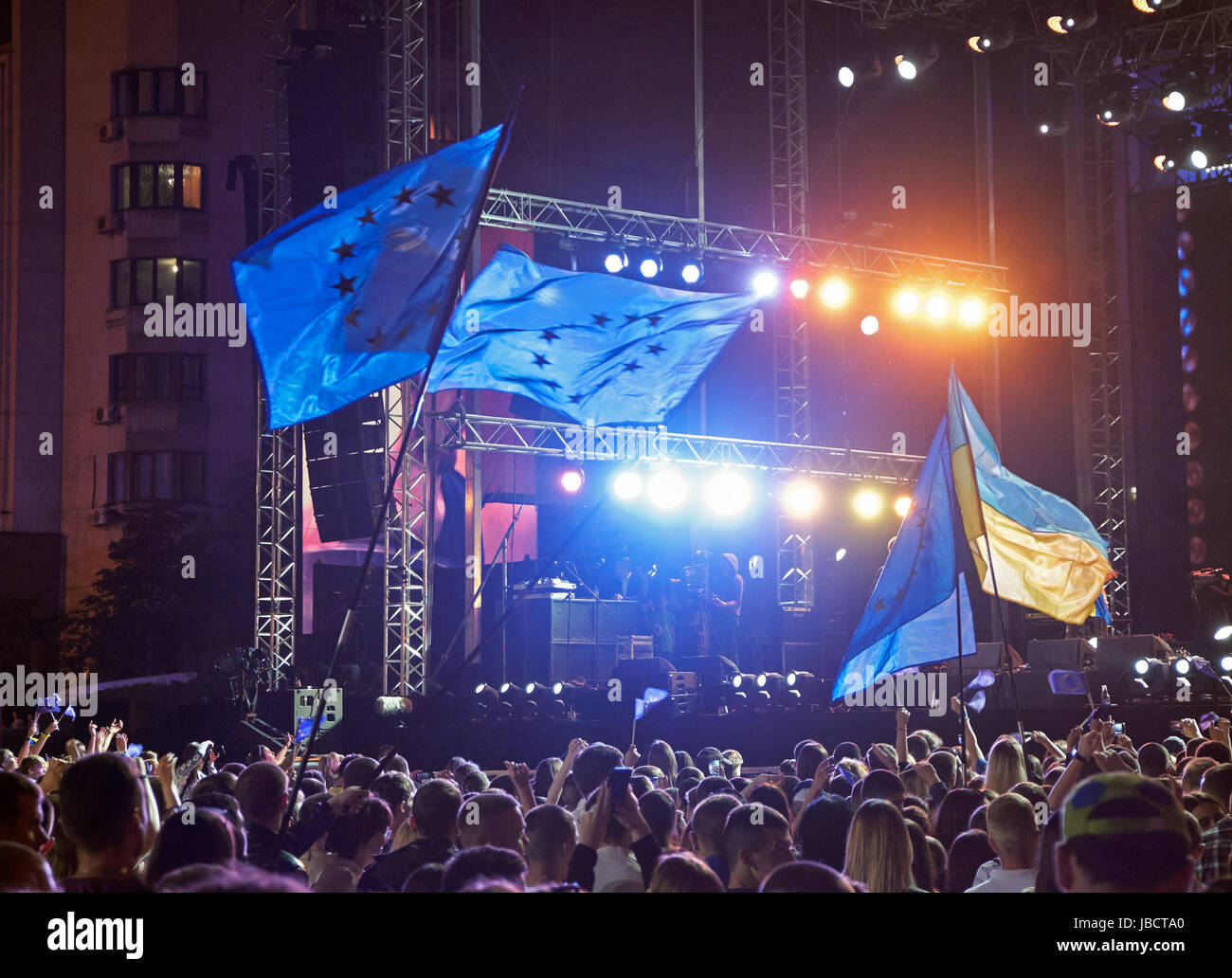 Kiev, Ukraine. 10th June, 2017. EU and Ukrainian flags over the crowd at European Square in Kyiv during concert devoted to canceling EU short-stay visa requirements for Ukrainian citizens Credit: Dmytro Aliokhin/Alamy Live News Stock Photo