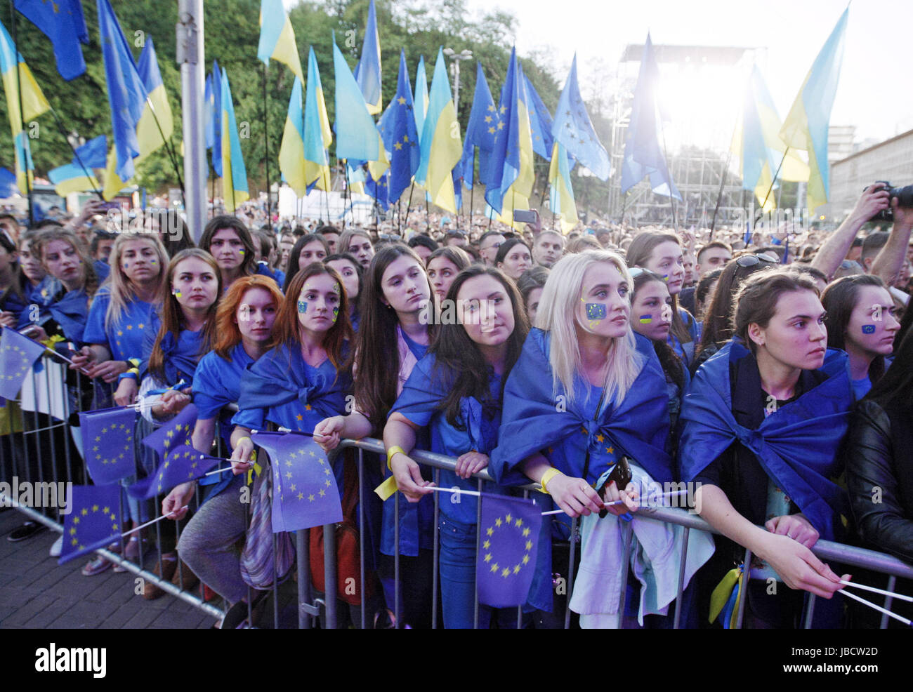 Украину кидают. Украина ассоциации. Украинские граждане. Флешмобы украинцев в Европе женщины фото. Флешмобы украинцы в краска.