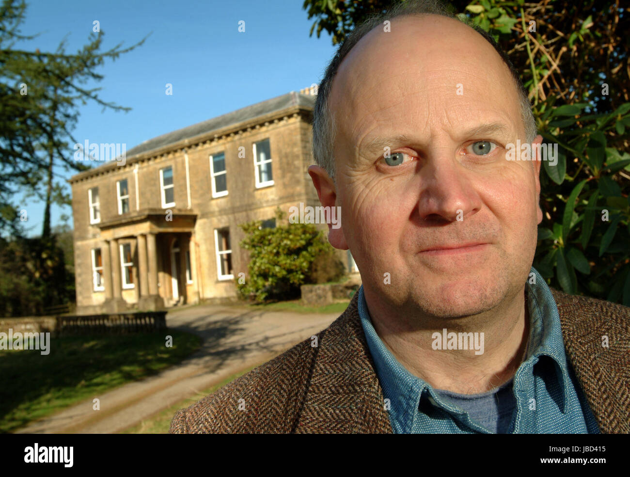 Septimus Waugh, son of Evelyn Waugh, who is a sculptor and woodcarver at his home, Cove House in Tiverton, Devonshire, UK. Stock Photo