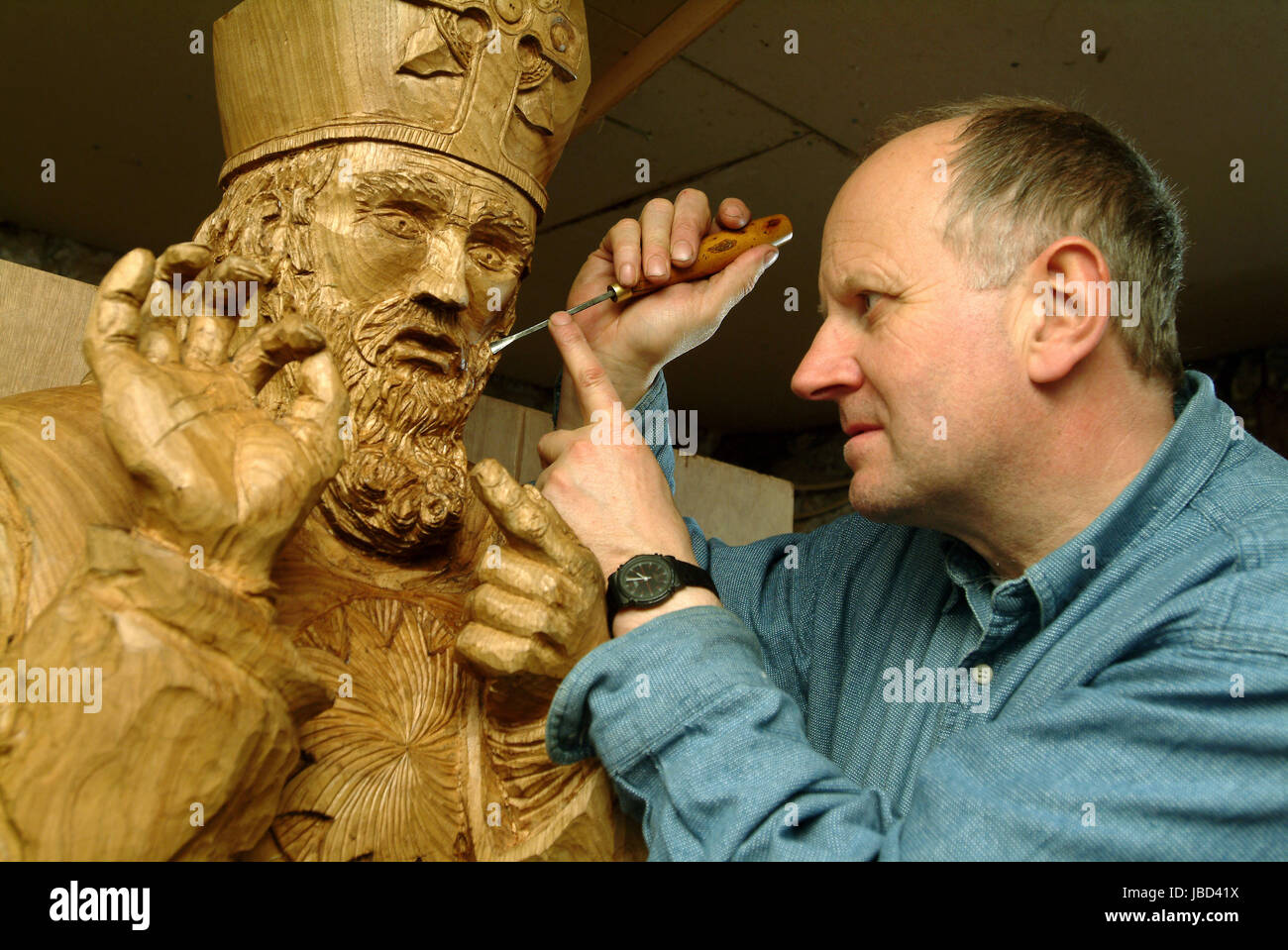 Septimus Waugh, son of Evelyn Waugh, who is a sculptor and woodcarver at his home, Cove House in Tiverton, Devonshire, UK. Stock Photo