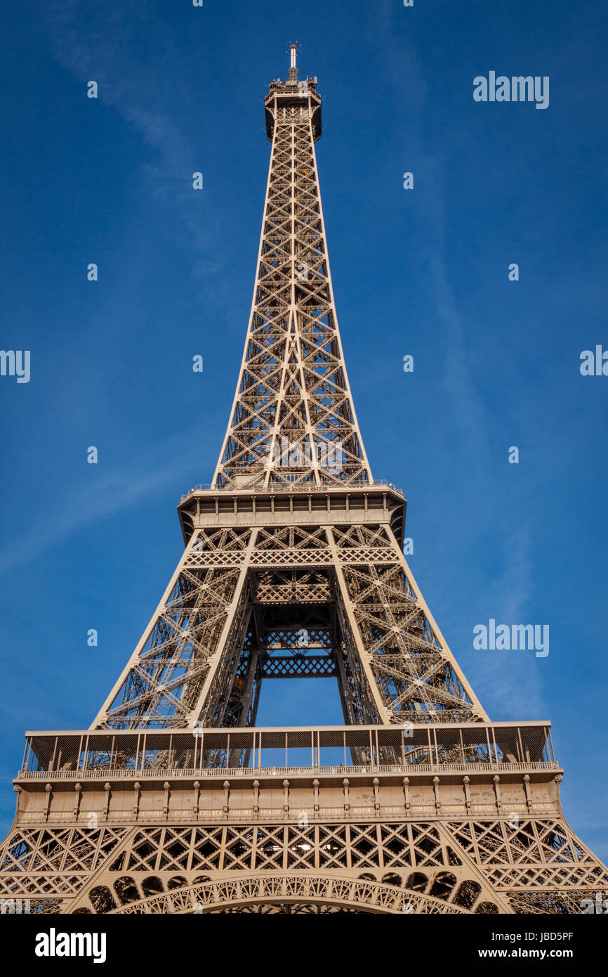 eiffelturm in paris wahrzeichen vor blauem himmel im frühling architektur aussicht Stock Photo