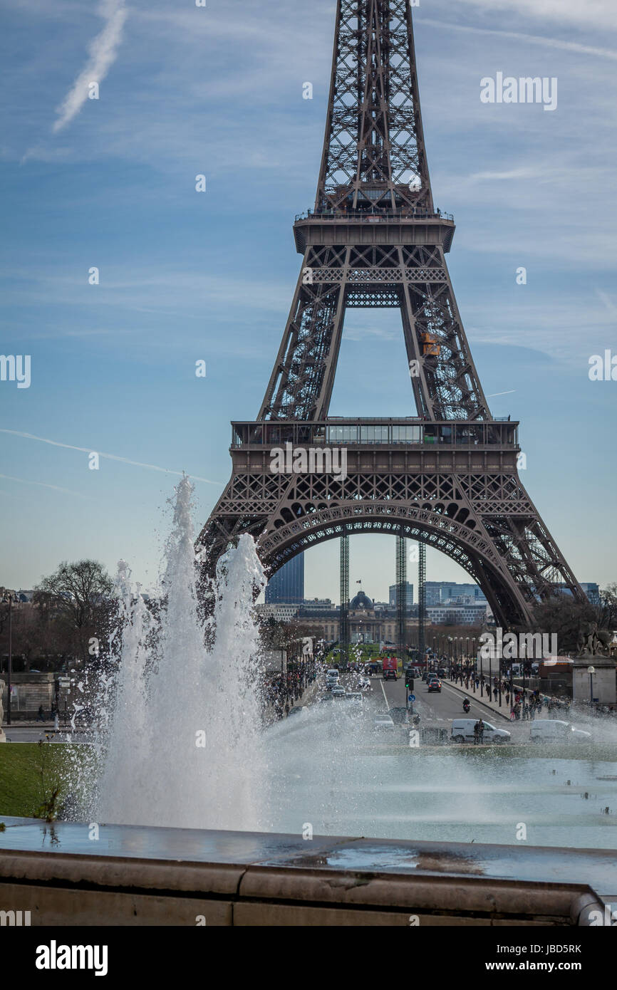 eiffelturm in paris wahrzeichen vor blauem himmel im frühling architektur aussicht Stock Photo