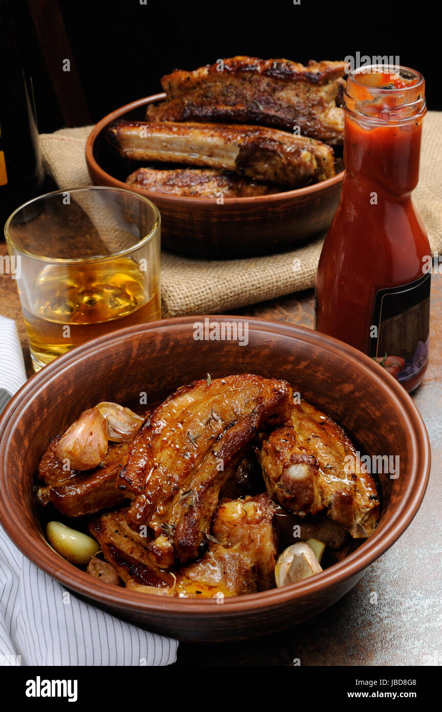 Fried spicy, sharp pork brisket with garlic and ketchup to beer