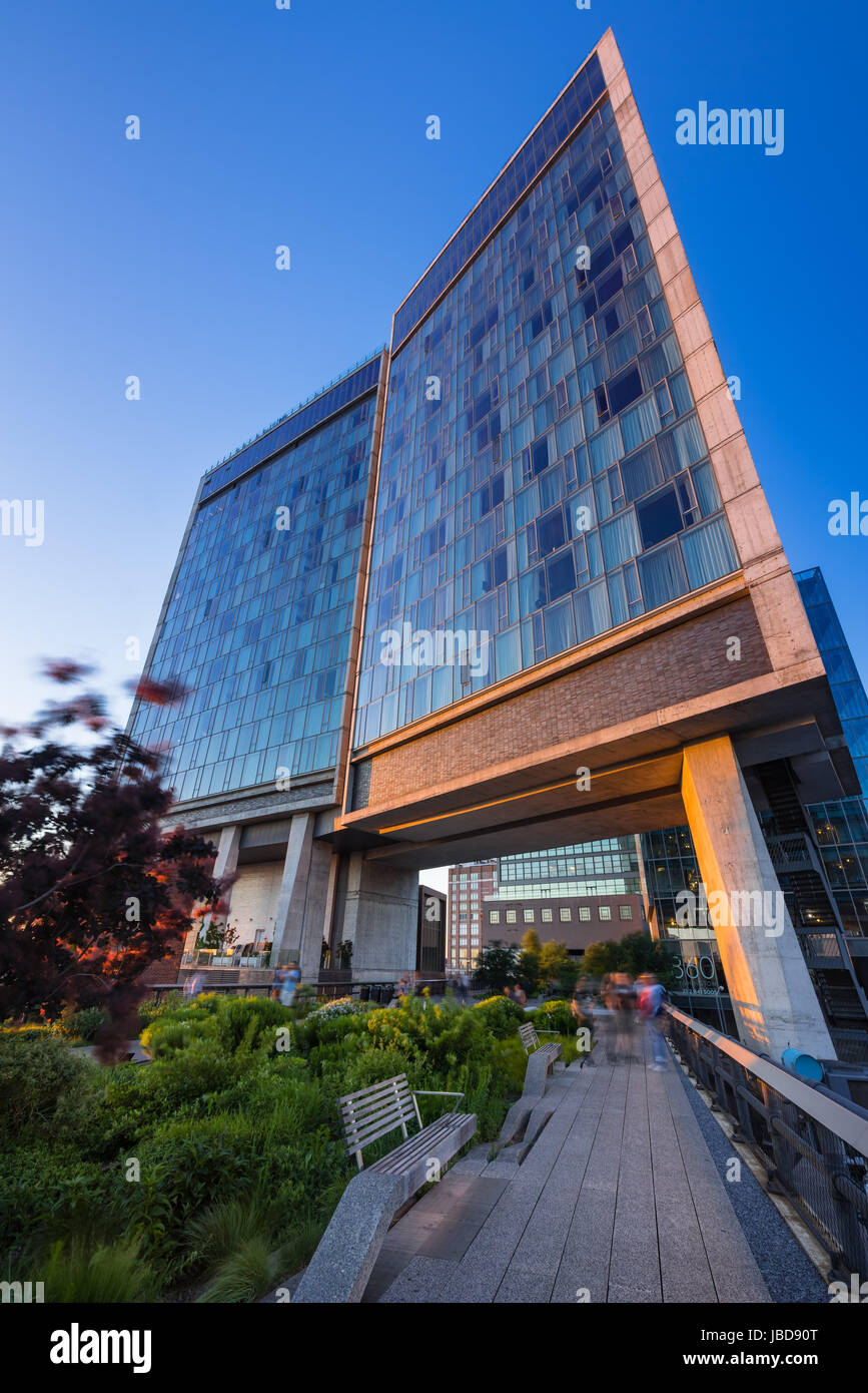 The High Line in Summer with the Standard High Line Hotel. Greenwich Village, New York City Stock Photo