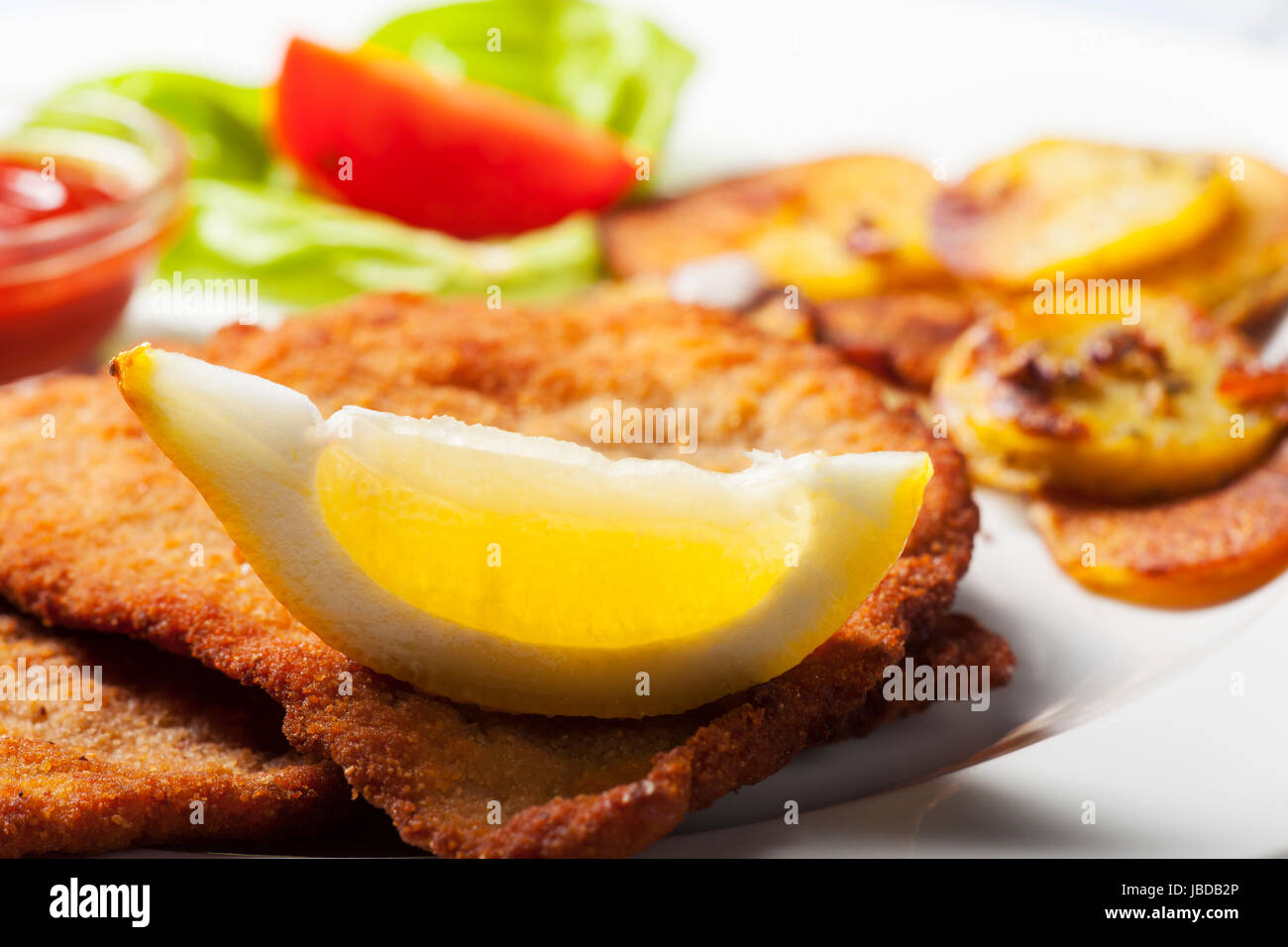 Wiener Schnitzel mit Bratkartoffeln Stock Photo