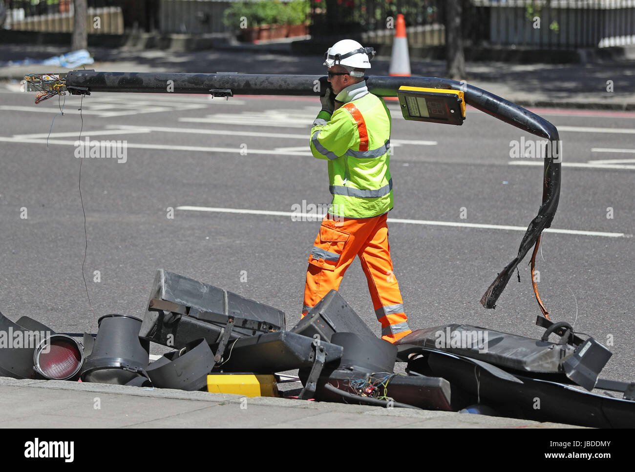 Police At The Scene Of A Car Crash In Kensington Hi res Stock police-at-the-scene-of-a-car-crash-in-kensington-hi-res-stock