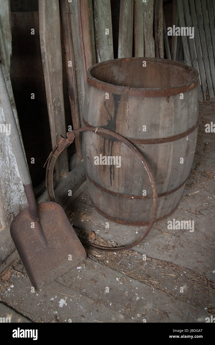 Old fashioned shovel hi-res stock photography and images - Alamy