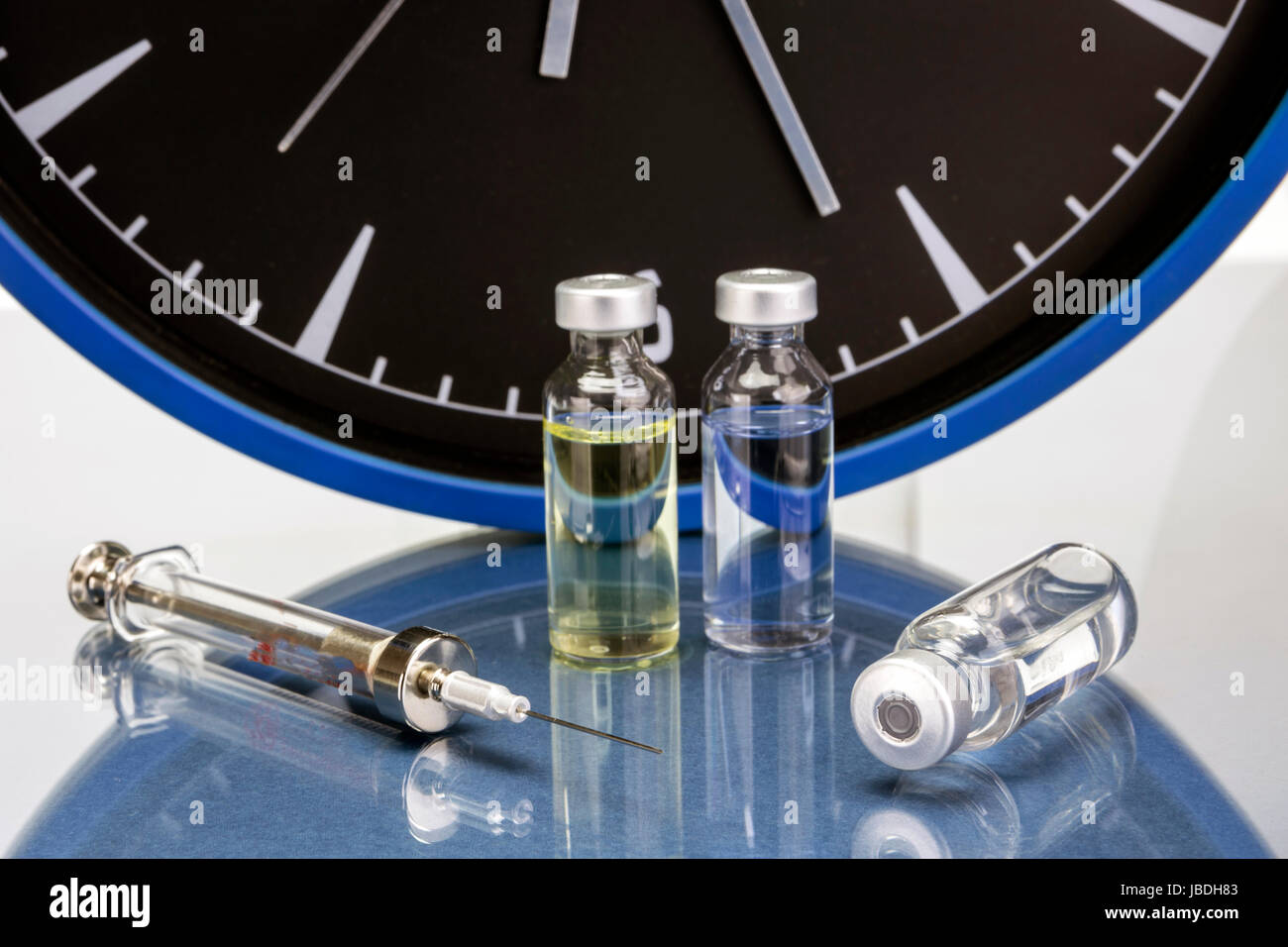 Medical Injector Timer Vial syringe vaccine one hi-res stock photography and images - Alamy