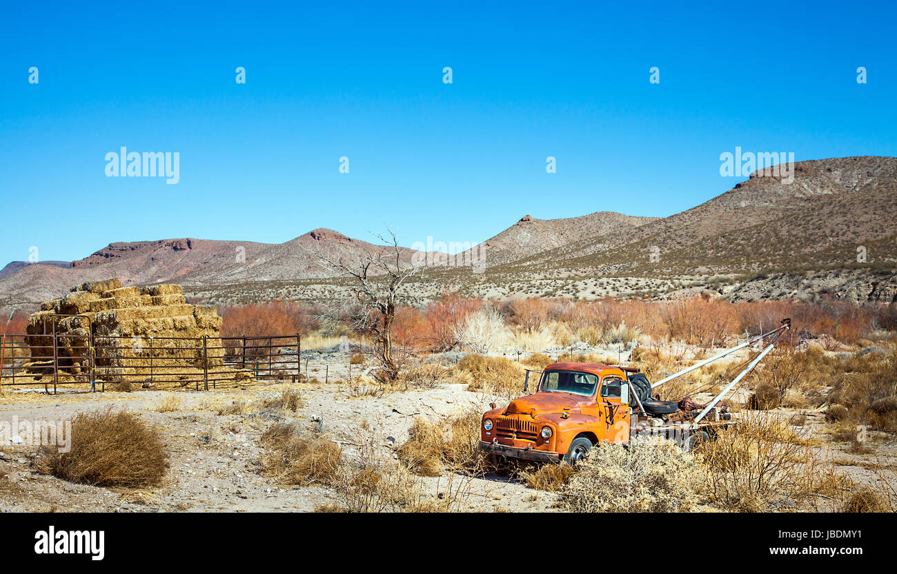 Oldtimer towing vehicle in the desert at El Paso Texas USA Stock Photo