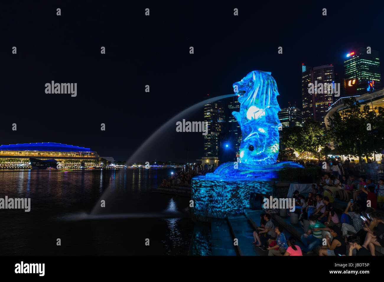 Night of the merlion and buildings hi-res stock photography and images ...