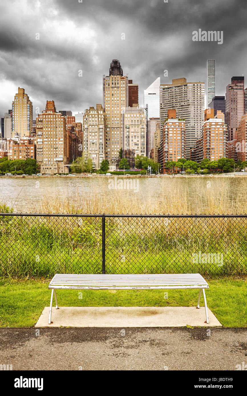 Park bench nyc hi-res stock photography and images - Alamy
