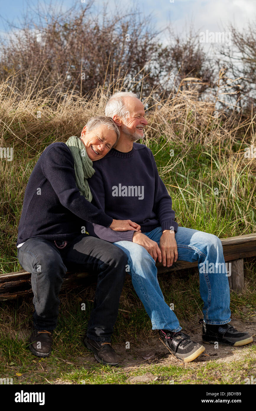 glückliches entspanntes älteres paar draussen in der natur senior rentner freizeit gesundheit alter Stock Photo