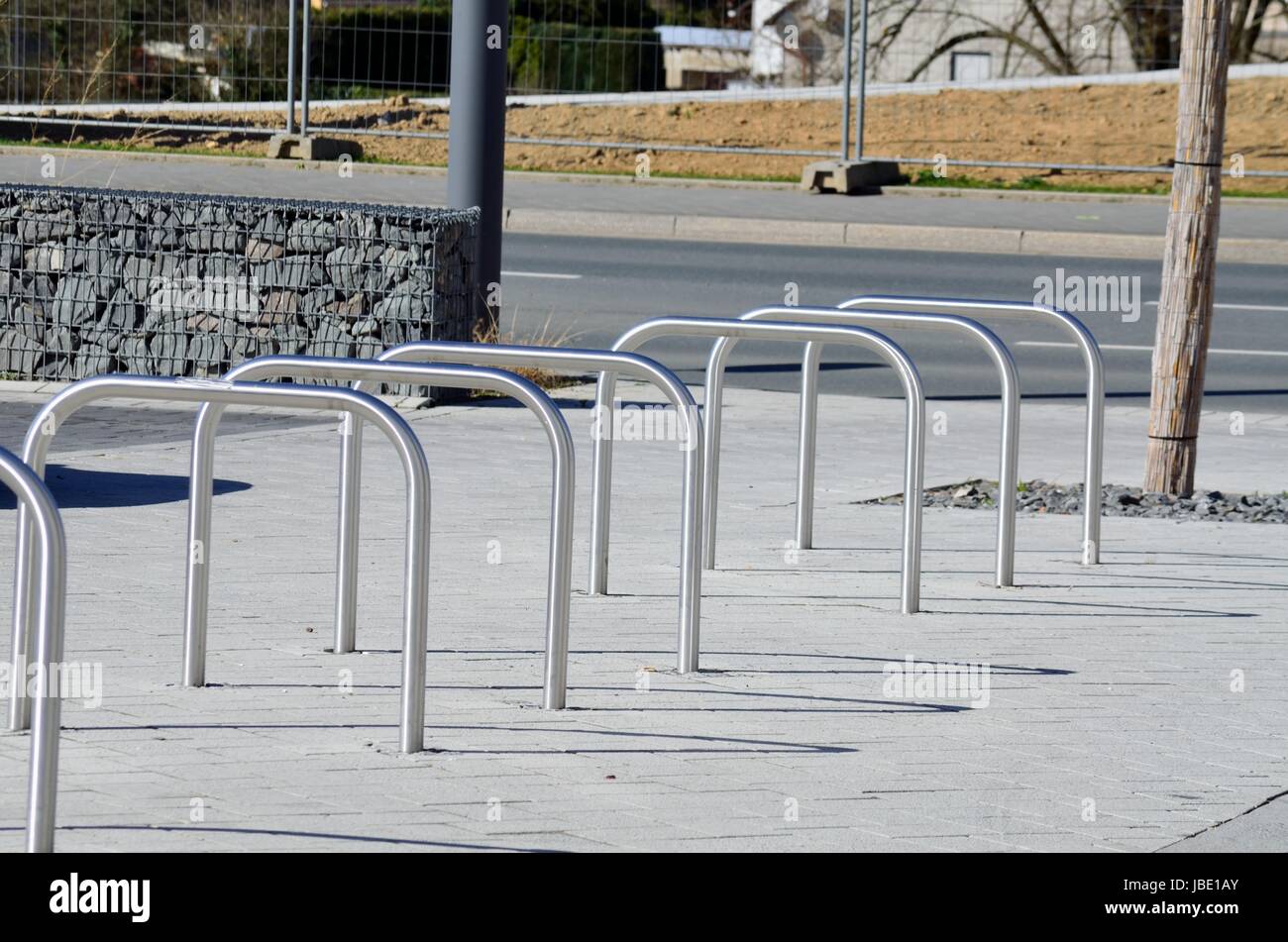 Fahrradständer aus Edelstahl in Pflastersteinen eingebaut zum abstellen von  Fahrräder für Pendler Stock Photo - Alamy