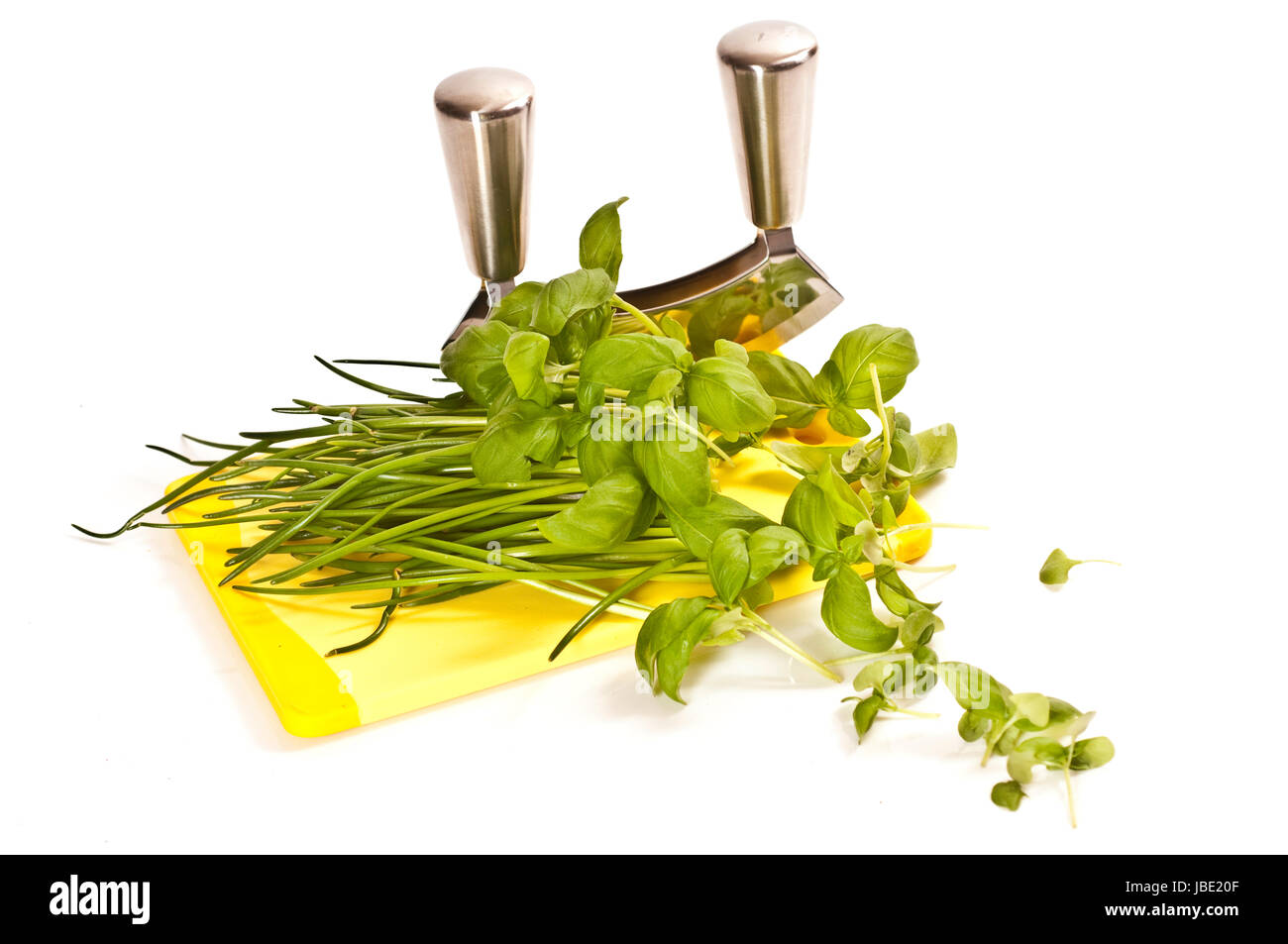 Schnittlauch und Basilikum auf weißem Hintergrund Stock Photo Alamy