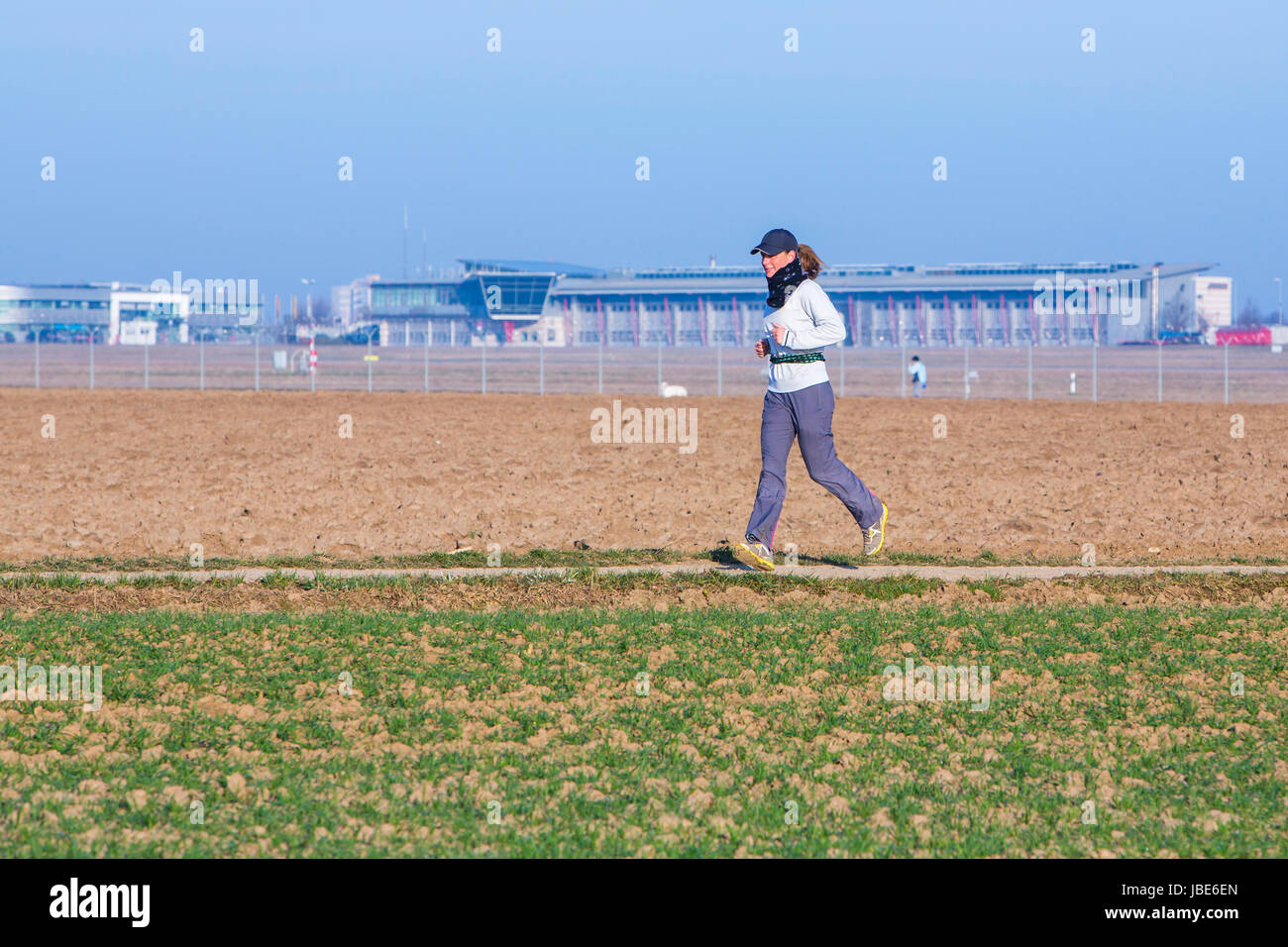 junge Frau joggt über Felder Stock Photo