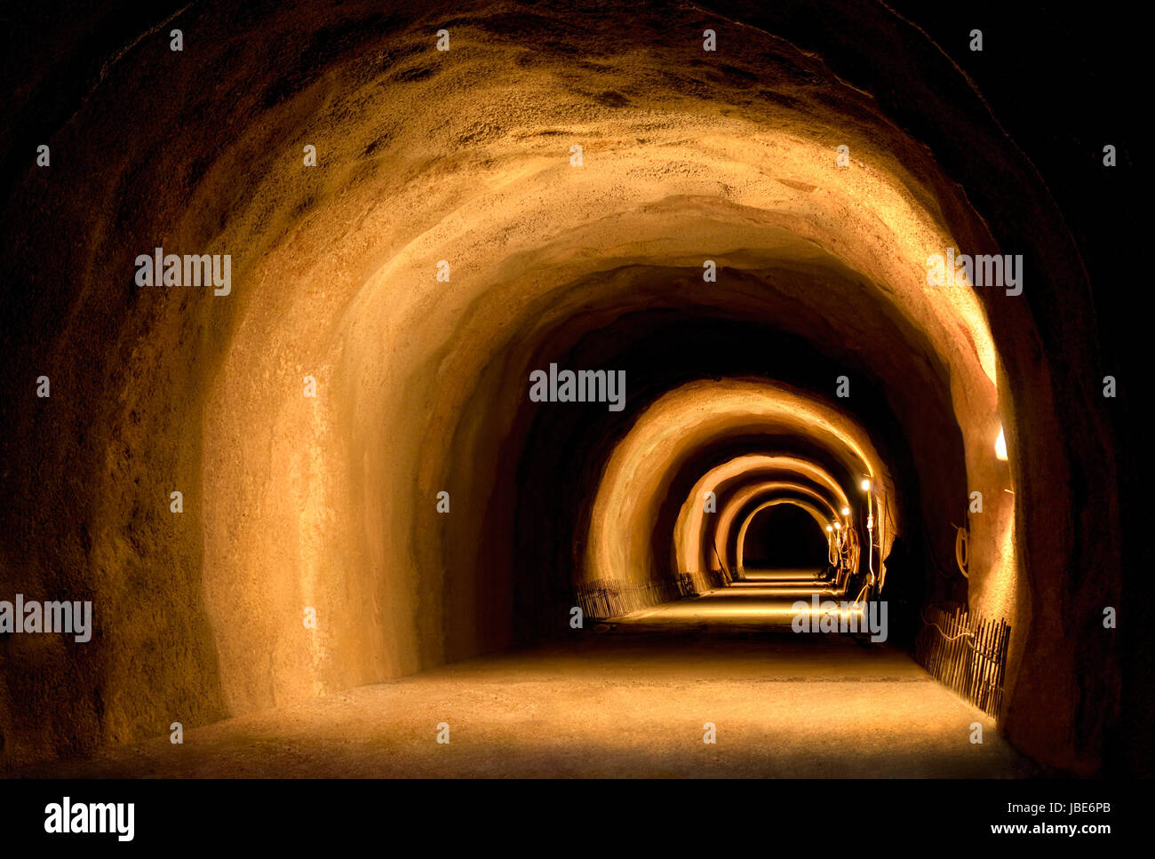 Eine von Laternen beleuchtete Tunnelbaustelle mit Ringen aus Licht Stock Photo