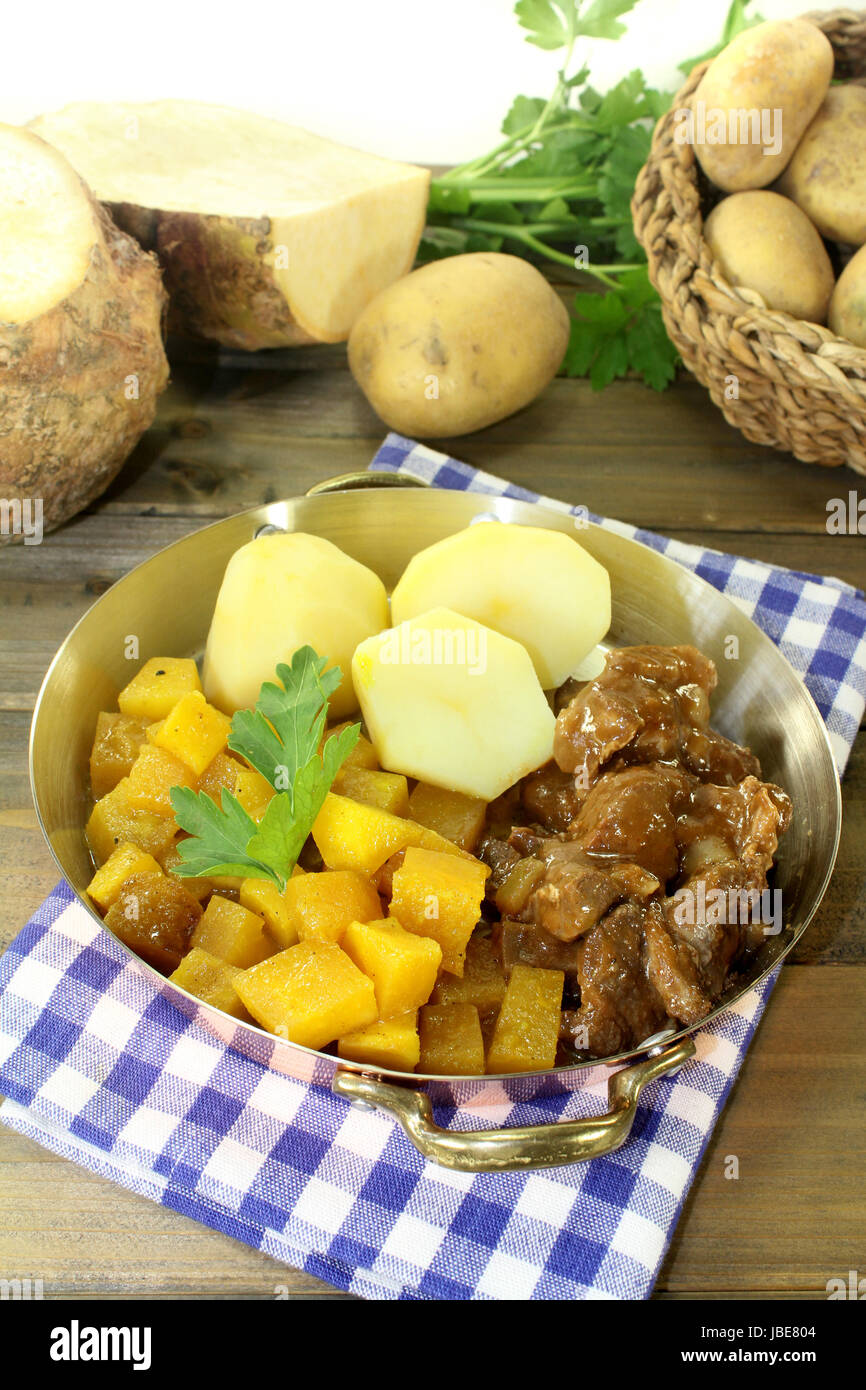 Wildgulasch mit Steckrübengemüse und Kartoffeln Stock Photo - Alamy