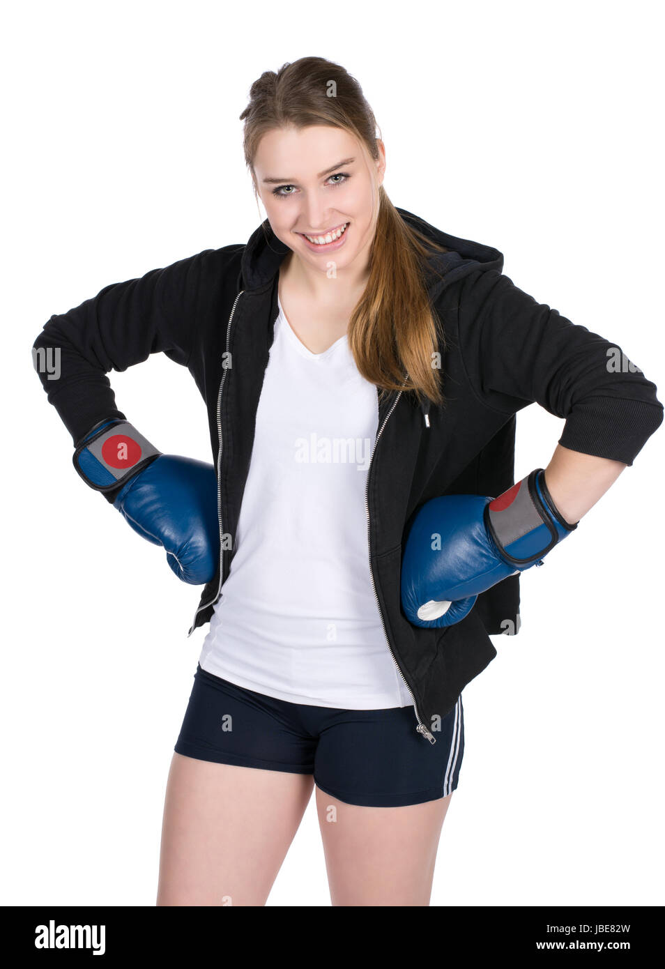 Freigestelltes Foto einer jungen lächelden Boxerin im Kapuzenpulli und mit blauen Boxhandschuhen Stock Photo