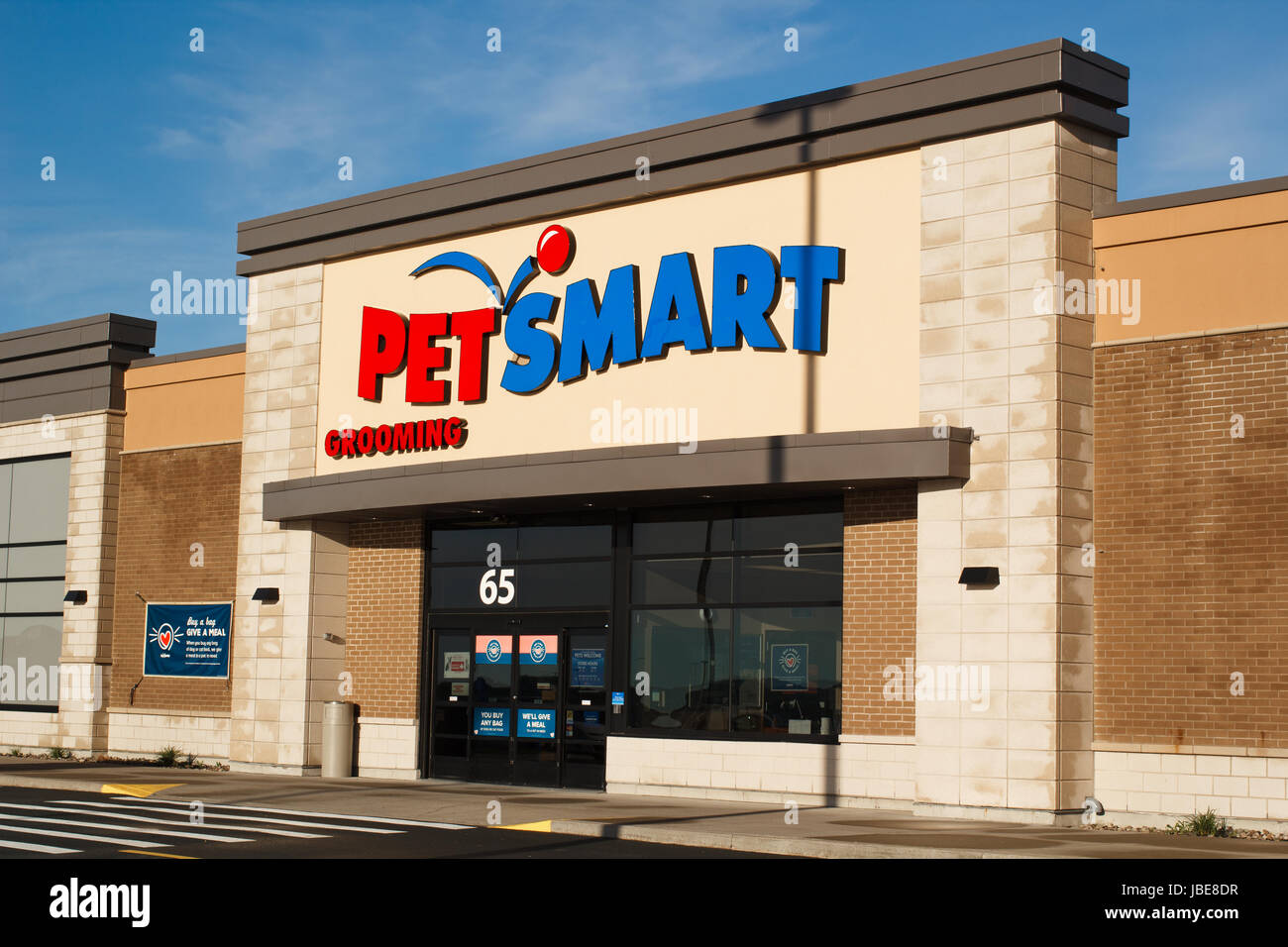 DARTMOUTH, CANADA - JUNE 10, 2017: Pet Smart. PetSmart Inc. is a pet supply  chain operating in Canada, The United States and Puerto Rico Stock Photo -  Alamy