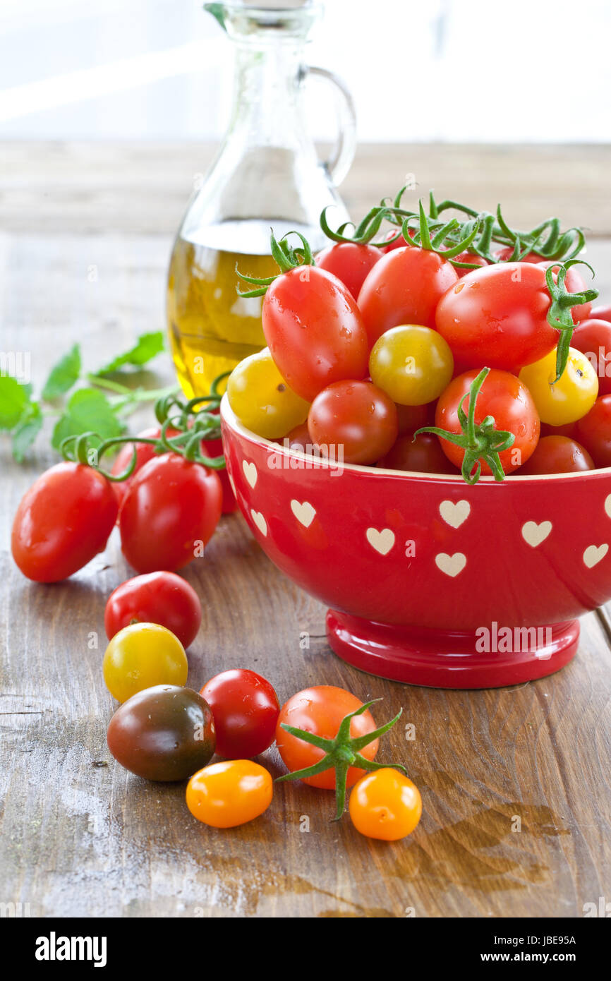 Verschiedene frische Tomaten in roter Schuessel Stock Photo - Alamy