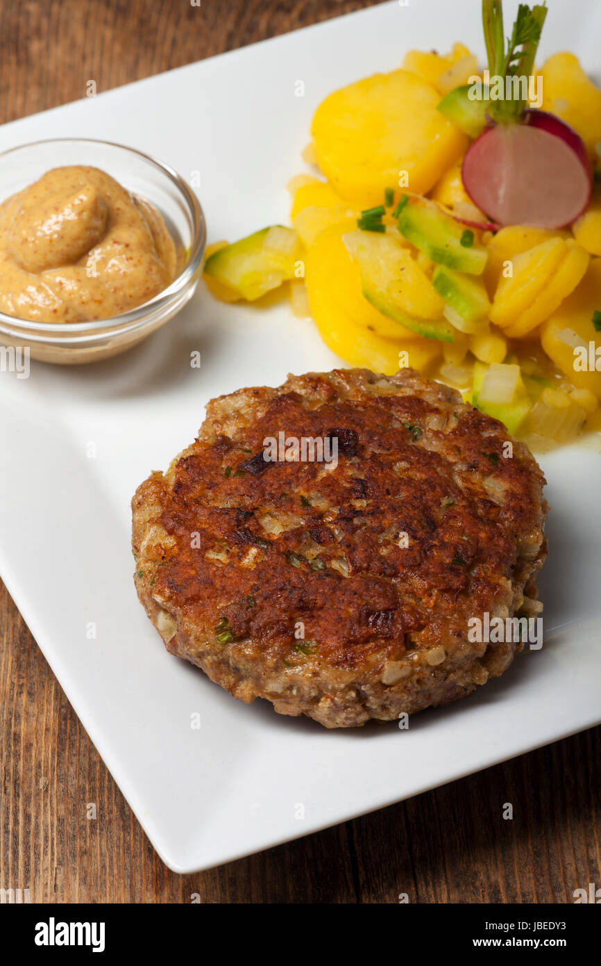 Bayerische Fleischpflanzerl mit Kartoffelsalat Stock Photo - Alamy