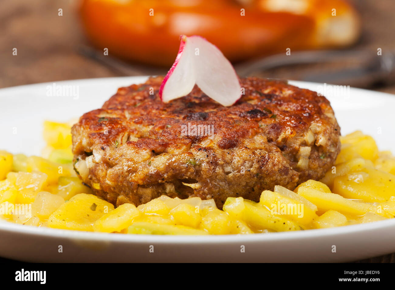 Bayerische Fleischpflanzerl mit Kartoffelsalat Stock Photo - Alamy