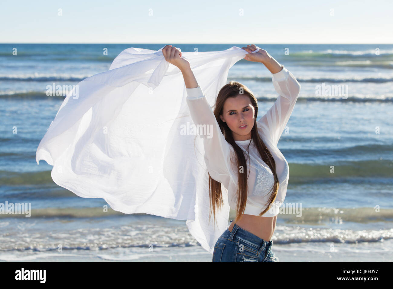 Frau am strand mit tuch hi-res stock photography and images - Alamy