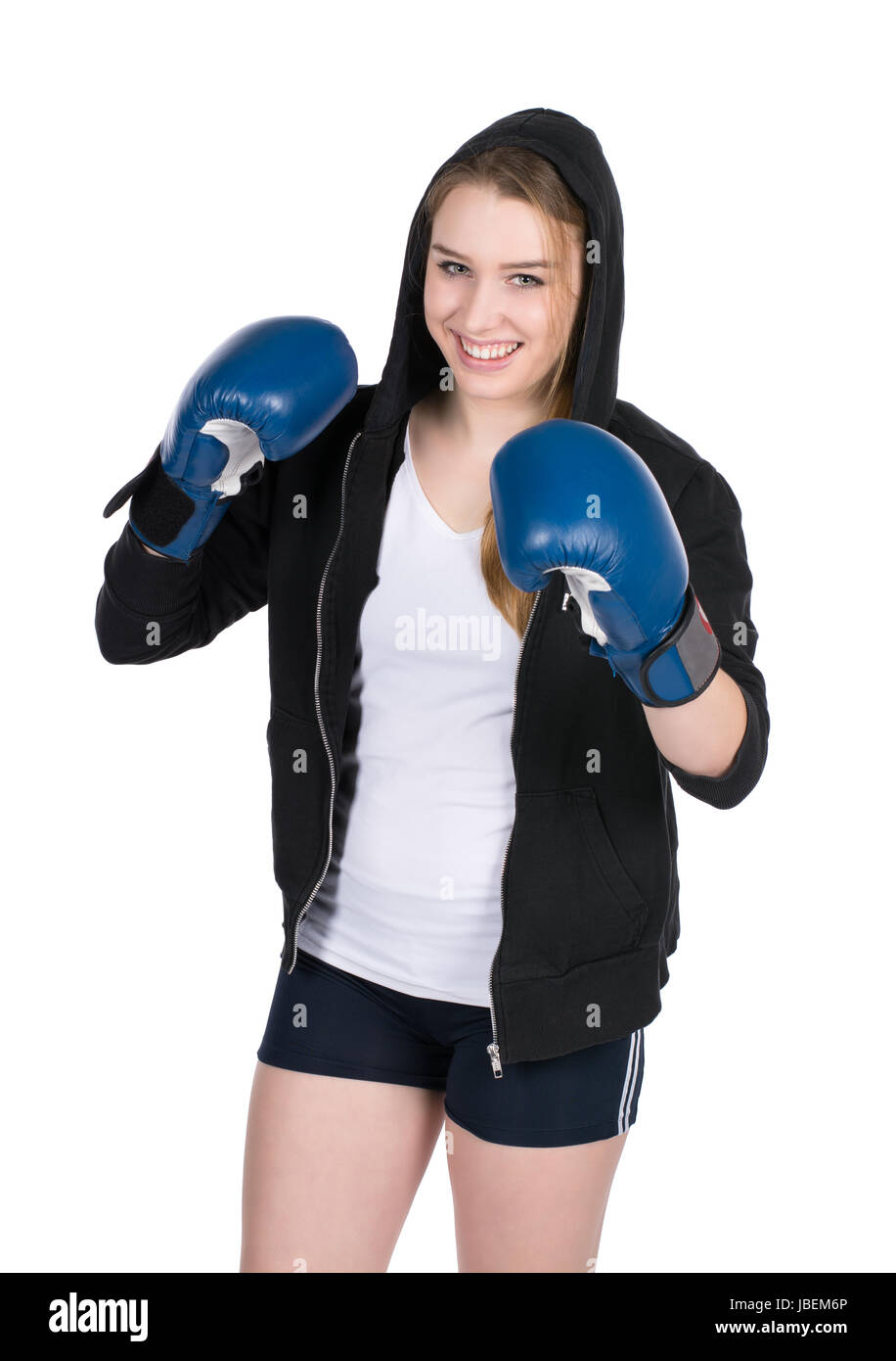 Freigestelltes Foto einer jungen lächelden Boxerin im Kapuzenpulli und mit blauen Boxhandschuhen Stock Photo